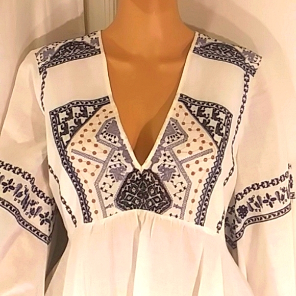 🔥 NWT BCBG white Navy Blue & Tan V-Neck Batwing Horizontal Top. - Picture 4 of 10